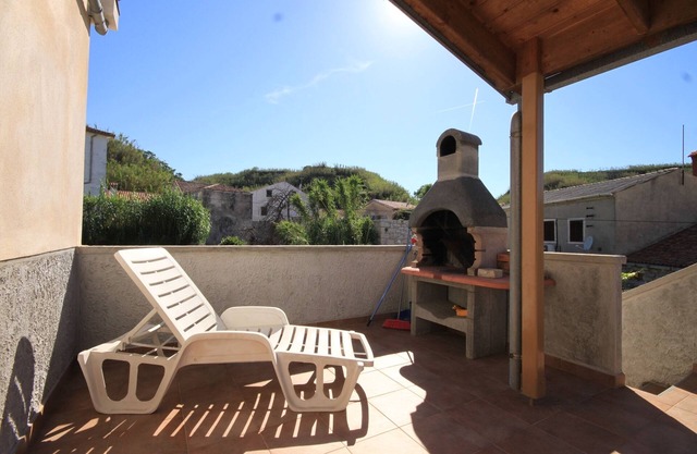 Two bedroom apartment with terrace and sea view Susak, Lošinj (A-8050-e)