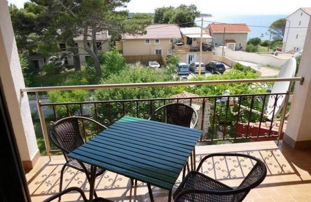 Two bedroom apartment with balcony and sea view Banjol, Rab (A-22362-b)