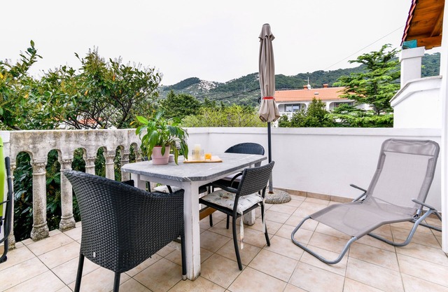 Two bedroom apartment with terrace Barbat, Rab (A-20170-e)