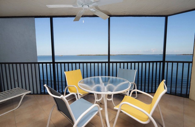 Two Bedroom, Bay Front Condo - Sanibel Harbour Resort 214 - H
