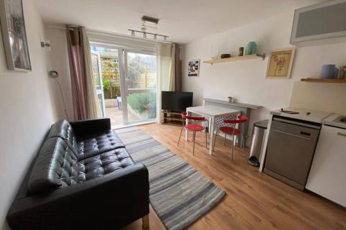 Two Bedroom Garden Flat in Zone 2 London