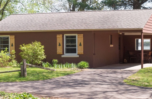 Two bedroom lakeside cabin-just 30' from beautiful Lake Wissota!