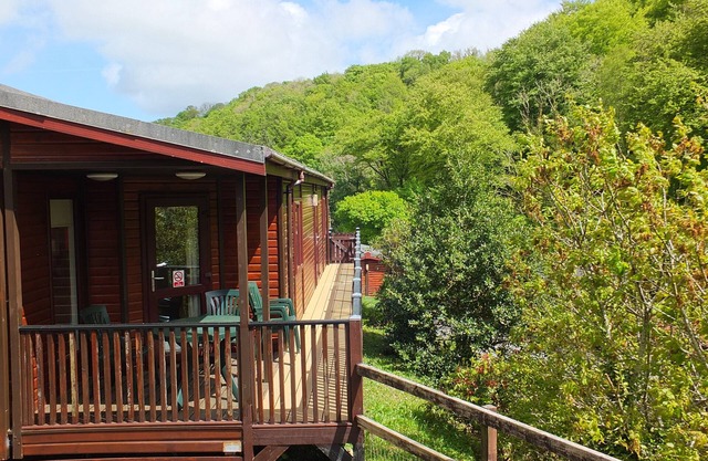 Two bedroom lodge within walking distance of Lynton Centre. Free fishing onsite
