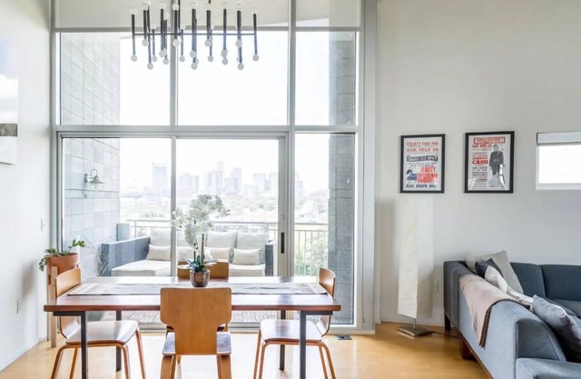 Two Bedroom Penthouse Private Balcony Skyline Views Gym