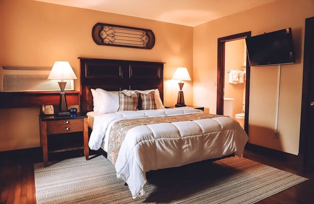 Two Bedroom Queen Suite, Tom Quick Inn, Pet-Friendly, Free Parking