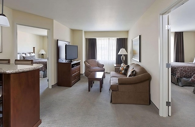 Two Comfortable 2BR Suites w/Full Kitchen! W/Outdoor Pool Onsite, Pets Allowed