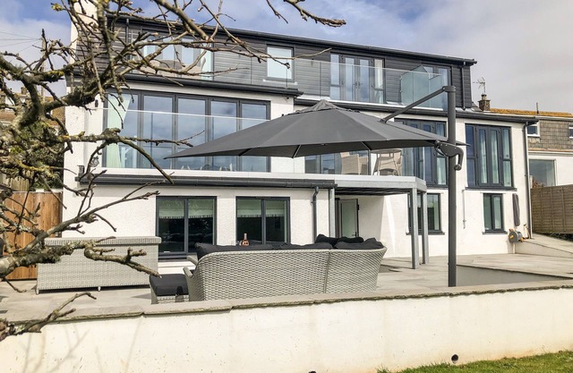 TWO HOOTS, pet friendly, luxury holiday cottage in Thurlestone