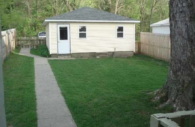 TWO HOUSES TO LAKE MICHIGAN- downstairs three bedroom unit (also see 309683)