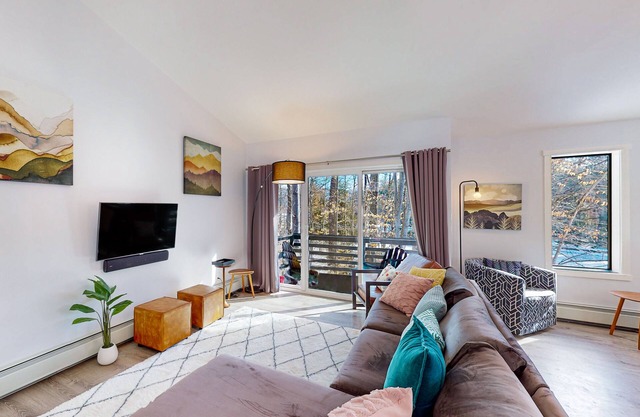 Two-level vacation rental with mountain view, pellet stove, W/D & full kitchen