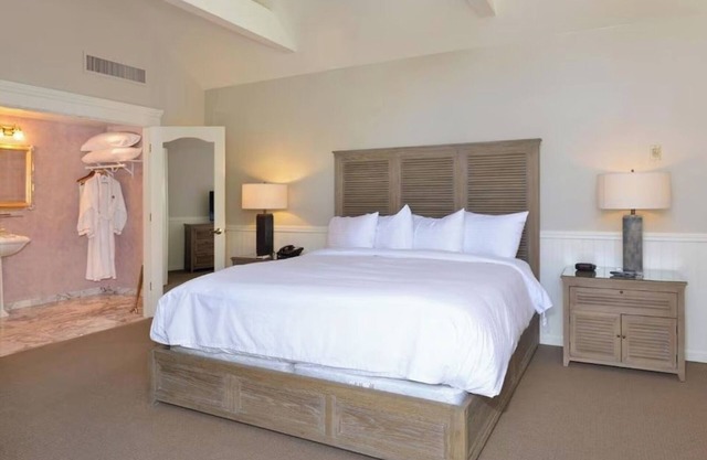 Two Luxurious Junior Suite with Elegant Furnishings Near Sonoma Wineries