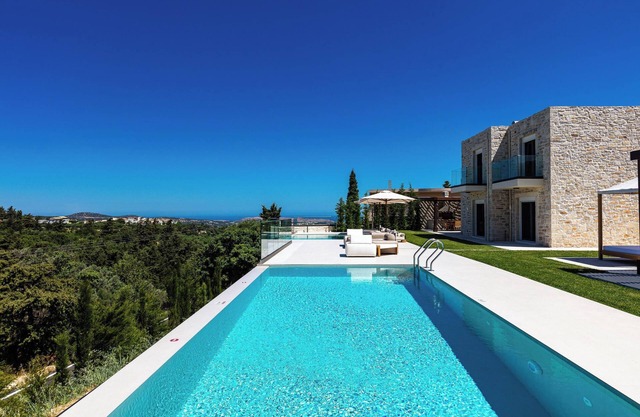 Two private pools, hot tub, nature views, ping pong!