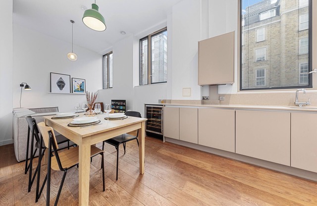 Two Story 2 BR w/Modern Full Kitchen, Walk to Regent's Park and So Much More!
