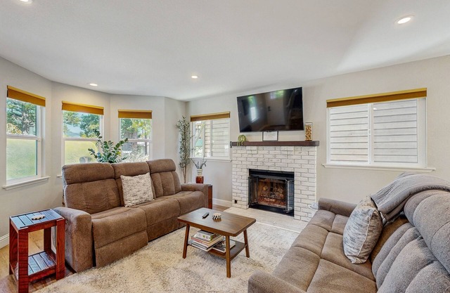 Two-story home w/enclosed yard, patio, gas fireplace, washer/dryer, & fast WiFi