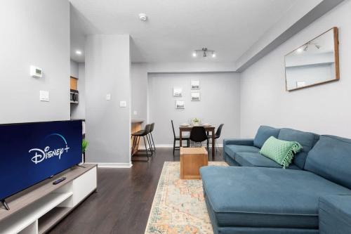 Two Story Loft w 2 beds close to Lakeshore