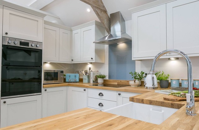 Ty Capel - a dog that sleeps 8 guests in 4 bedrooms