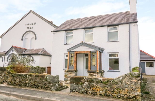 TY CAPEL, pet friendly, with a garden in Pwllheli