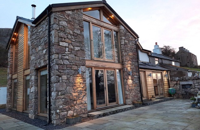 TY GWYN COTTAGE, family friendly, with open fire in Colwyn Bay