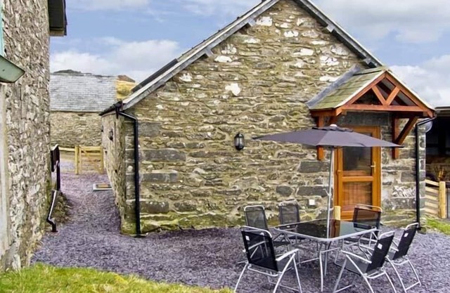 TY ISAF PENRHYDDION, pet friendly, with a garden in Betws-Y-Coed