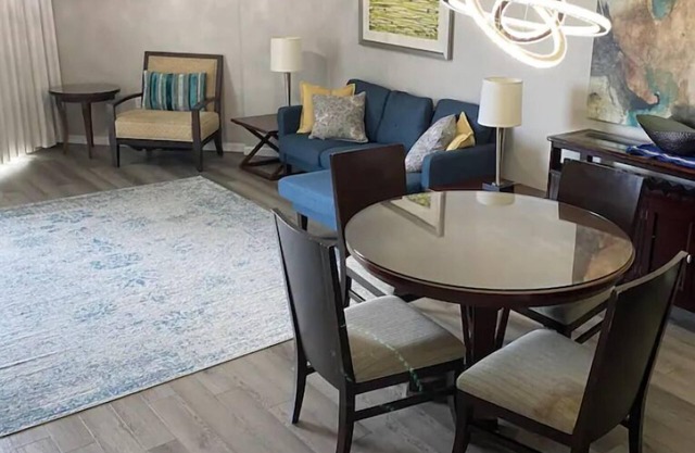 "Tylie's Retreat" Beautiful condo in the heart of Destin.