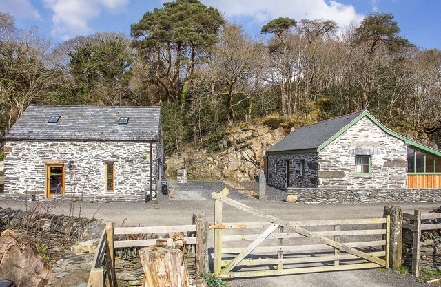 TYN LLWYN CORNEL, pet friendly, with open fire in Beddgelert