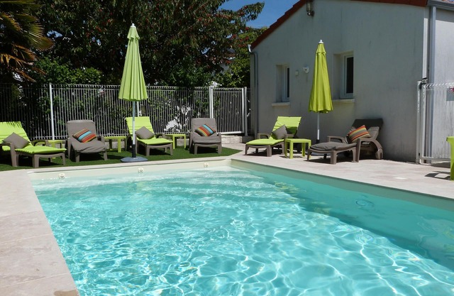 Typical and relaxing house with heated swimming pool near down town La Rochelle