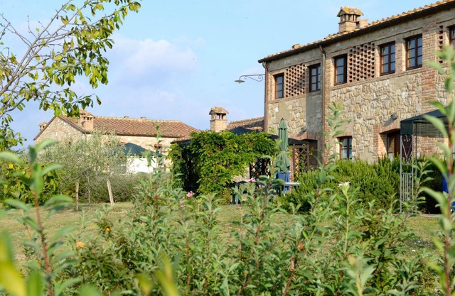 Typical former farmhouse of Tuscany, with tennis court and swimming pool,flatT6B