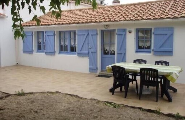 Typical house in Noirmoutier with enclosed garden and parking, beach 50 meters