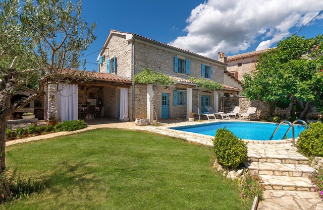Typical Istrian stone house with garden, pool and sauna, Pets are welcome.