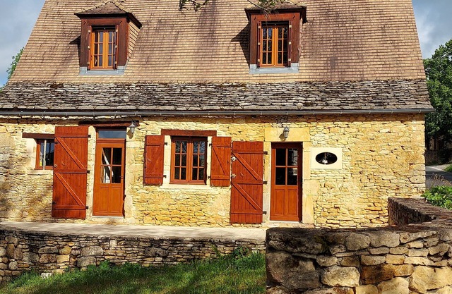 Typical Périgord Noir house with private pool