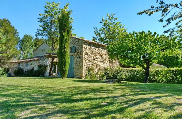Typical Provencal farmhouse with private pool, 6 bedrooms and 5 shower rooms.