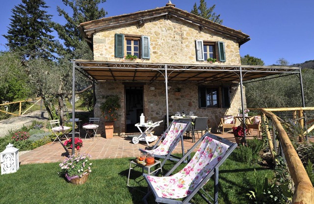 Typical Tuscan Farmhouse, Superb View on Lucca, private garden/parking.WIFI.