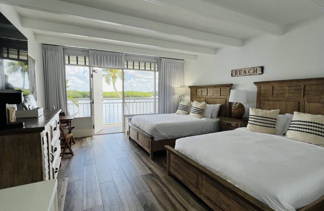 U215- 1 min walk to beach, restaurants, pools, gym, SLEEPS 4! Little Harbor Beach Resort!