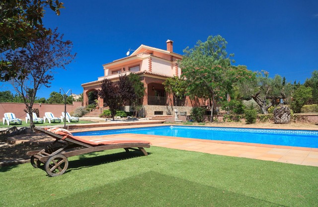 UHC VILLA BOTARELL with large garden and private pool