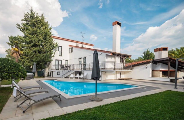 Ultimate Relaxation at Our Beautiful Villa: Private Pool, Jacuzzi, and BBQ Near Poreč