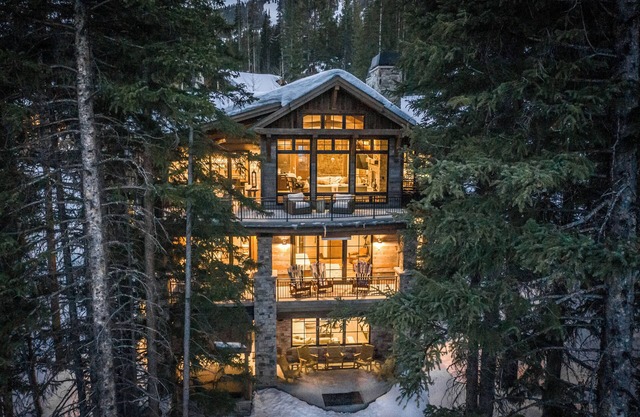 Ultimate Luxury Ski Chalet | Casa de Montana | Hot Tub, Vintage Video Games & More!