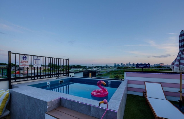 Ultra Heated Rooftop Pool! Arcade, Elevator, EV Charger, Sleeps 12, Full Home