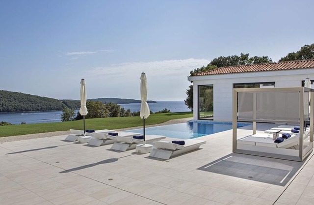 Ultra Sleek Villa Modern With 5 Rooms and Large Pool, Gym&Spa