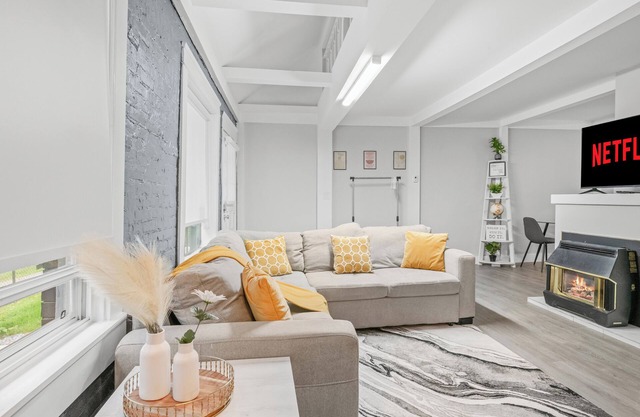 Unbeatable Location! Unique Downtown Oliver Loft | Free Parking Fast WiFi