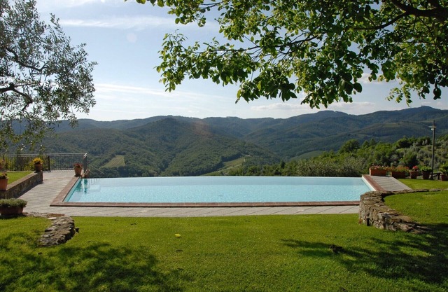 Under the Chianti Sun. View, Pool & Jacuzzi for your Family