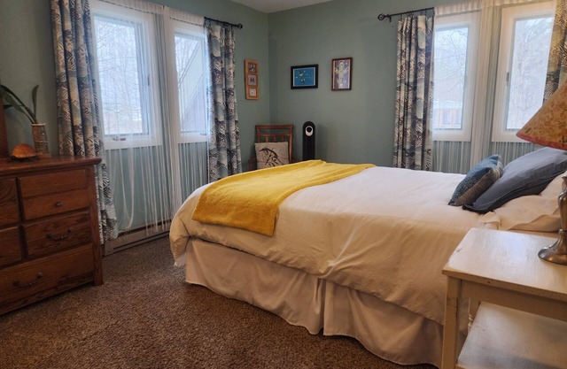 Unique 2-bedroom house near Lake Champlain