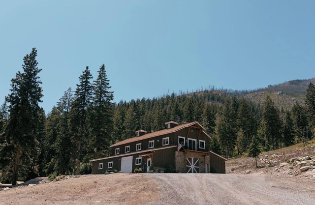 Unique 3-bedroom Barndominium in historic Hamilton with WiFi, AC