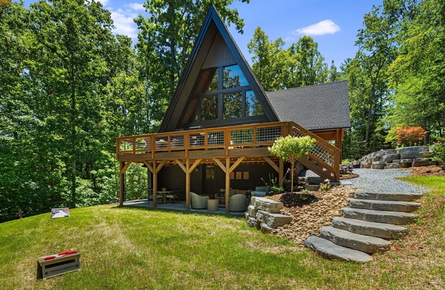 Unique A-frame:hot tub,firepit,jukebox,EV charger,mins to Blowing Rock