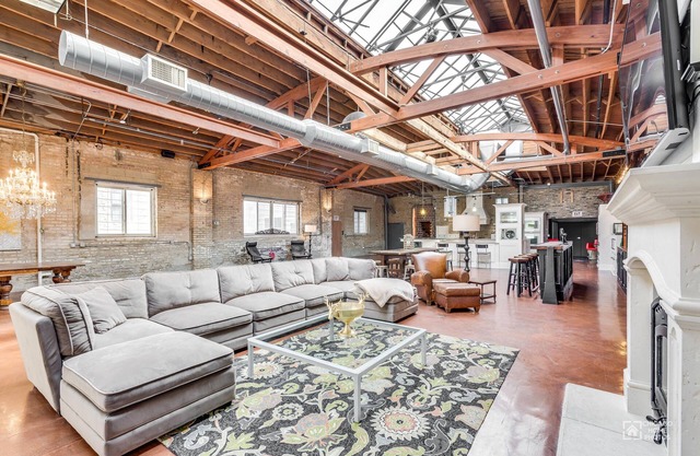 Unique And Amazing Gigantic Sunlit Loft ~ One Of A Kind ~ Excellent Location!