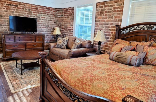 Unique Carriage House on beautiful Litz Mansion grounds, Tazewell VA