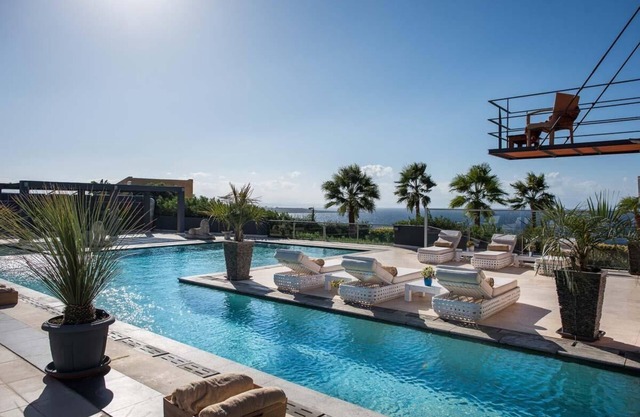 Unique design - location 500m from the sandy beach