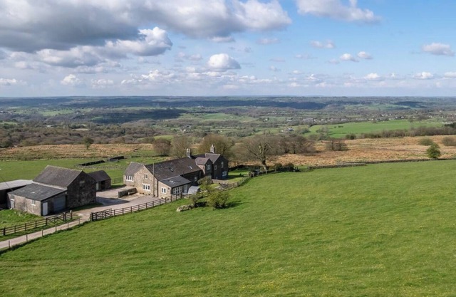 Unique farm stay near Alton Towers & Foxtail Barns Wedding Venue sleeps up to 16