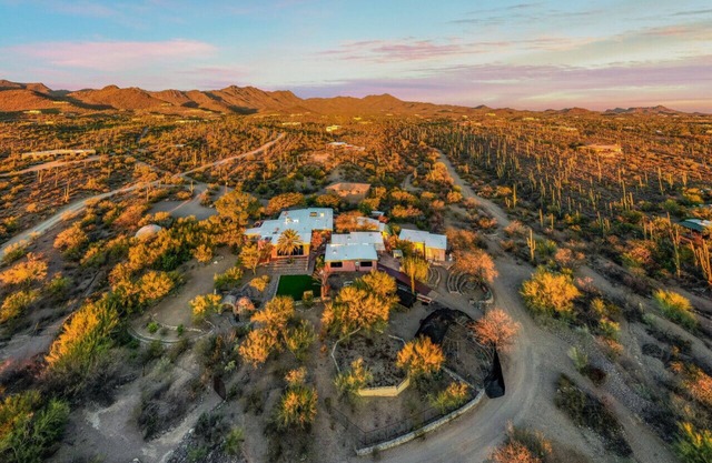 Unique Home/4 Acres/Private/5 BR 2 BA/Yoga