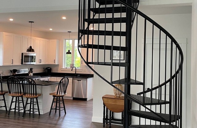 Unique Open Concept Cottage close to all Southern Maine Amenities