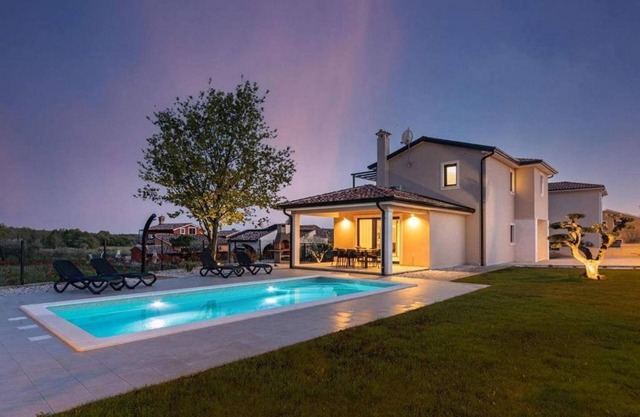 Unique villa with private pool, sea views, baby cot, BBQ, air-conditioned bedrooms with many cycle paths