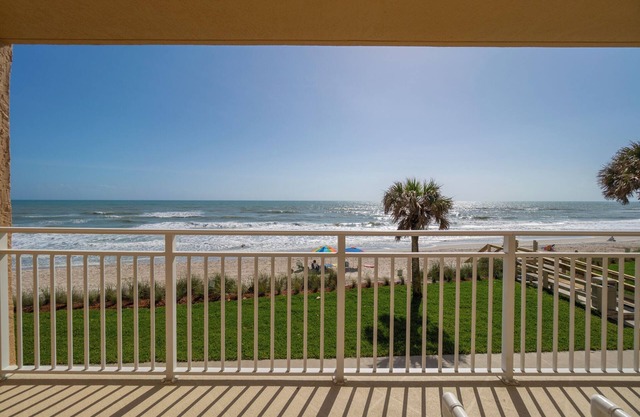 Unit 206 Charming 2-bedroom condo with WiFi, AC in peaceful Indian Harbour Beach